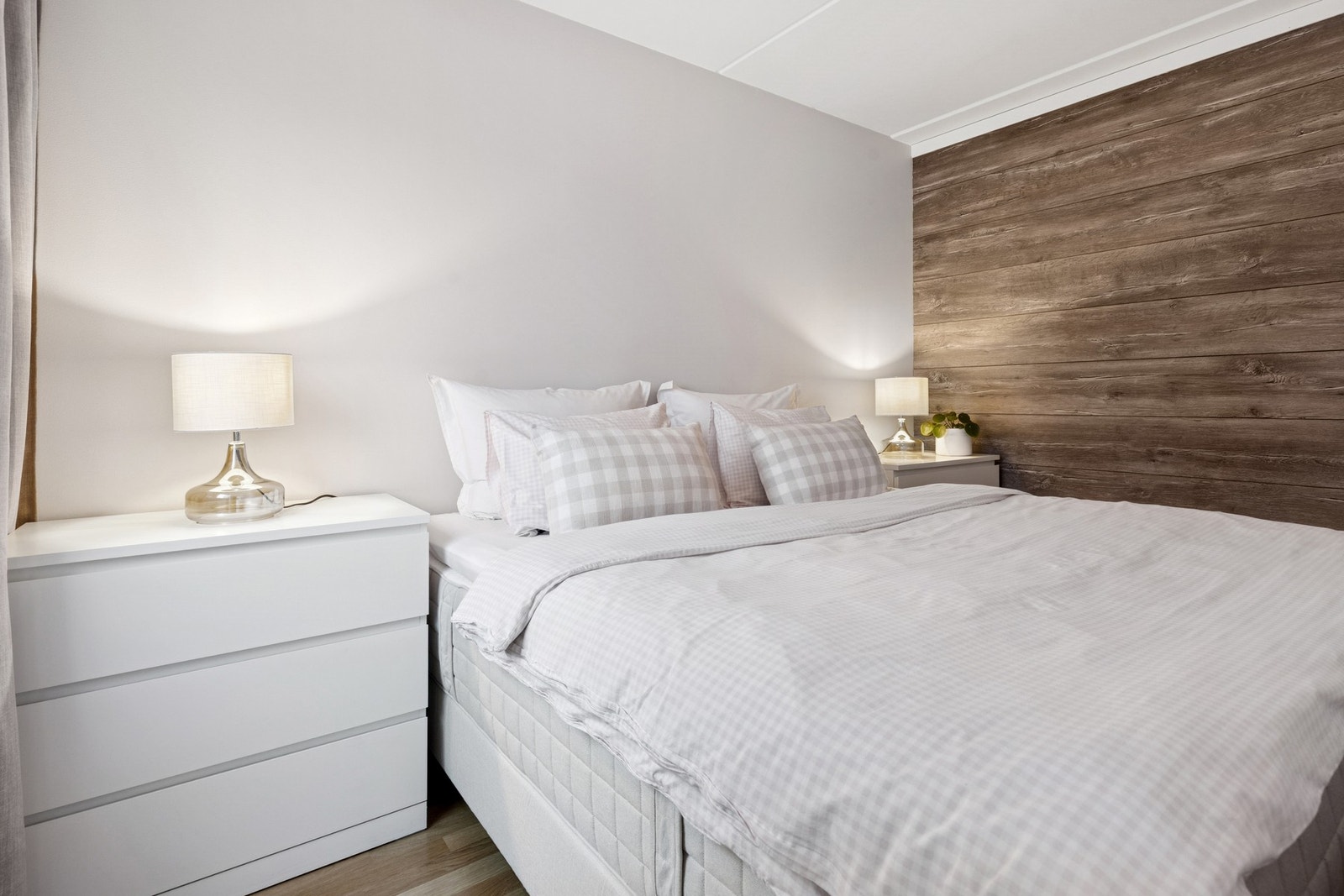 Soverommet har en rolig og behagelig atmosfære med parkett på gulv og malte veggflater. Galleribilde