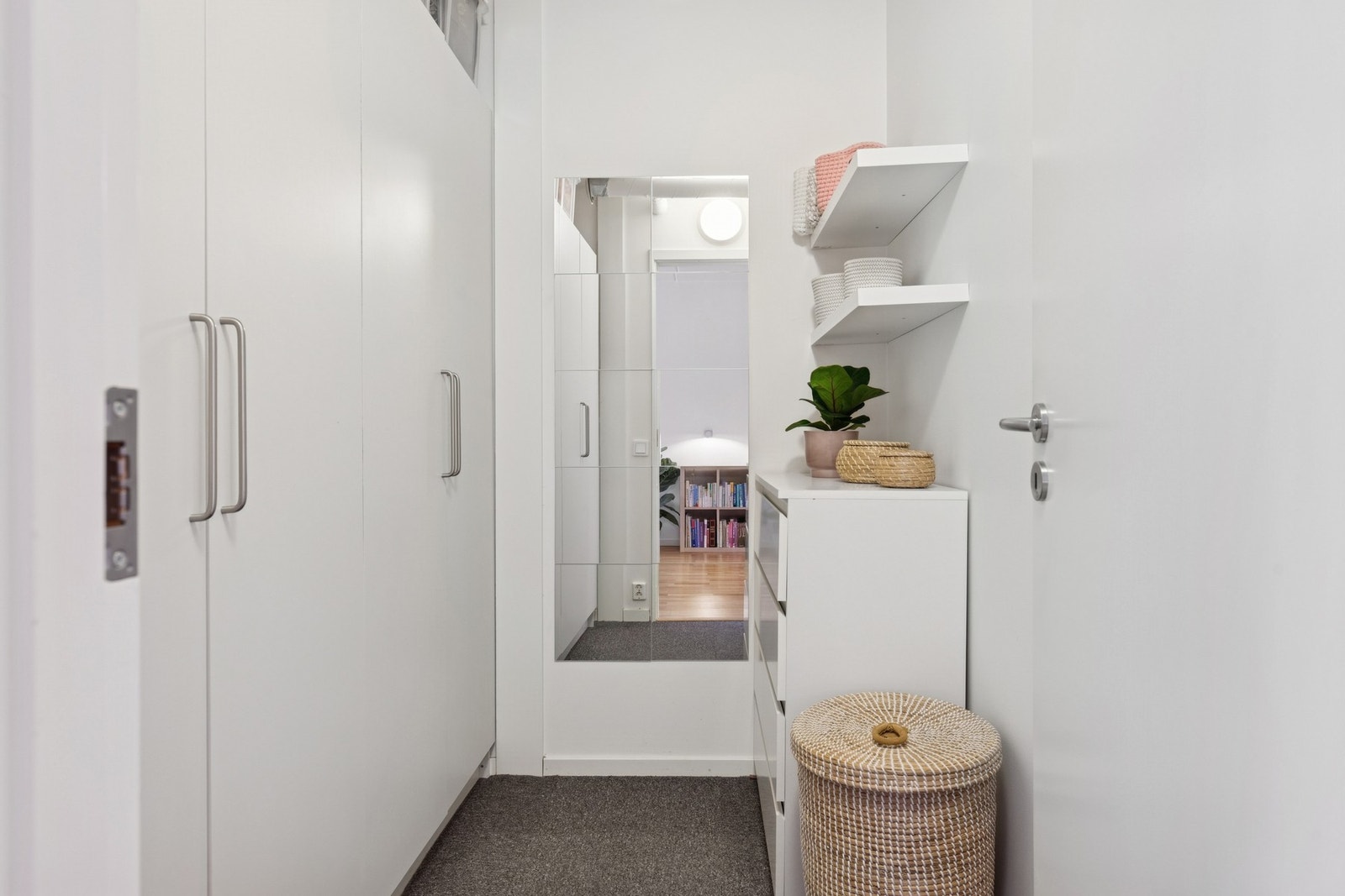 Svært praktisk for oppbevaring av klær og sko. Galleribilde