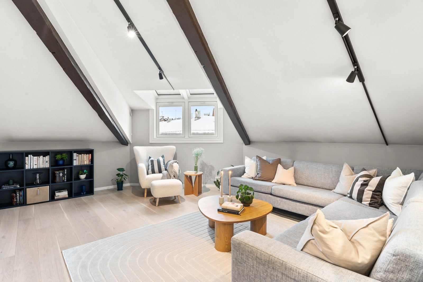 Stuen er romslig og har fin plass til å innredes med stor sofagruppe og tilhørende møblement. Galleribilde