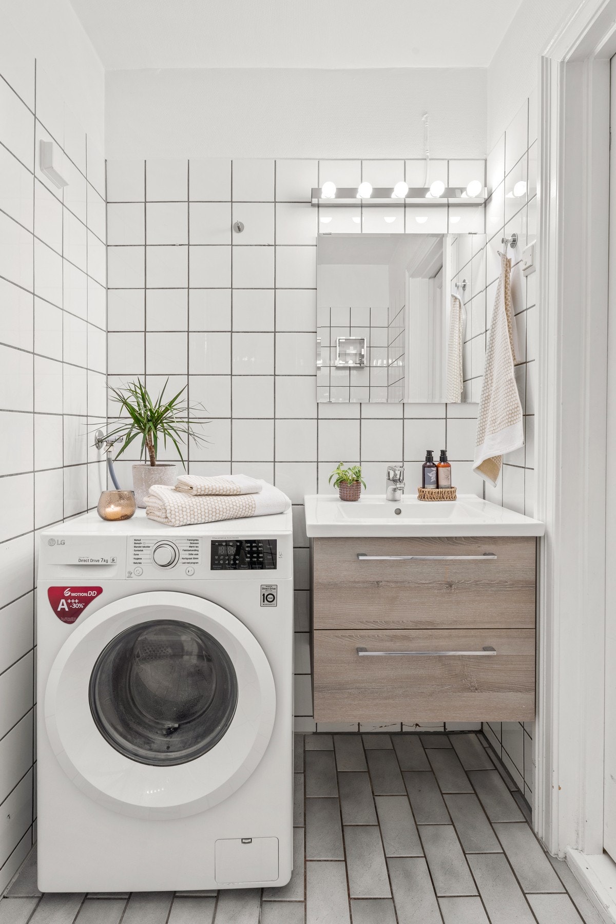 Servanten er heldekkede, og har lyse skuffer med dempefunksjoner og et tilhørende speil med belysning. Galleribilde