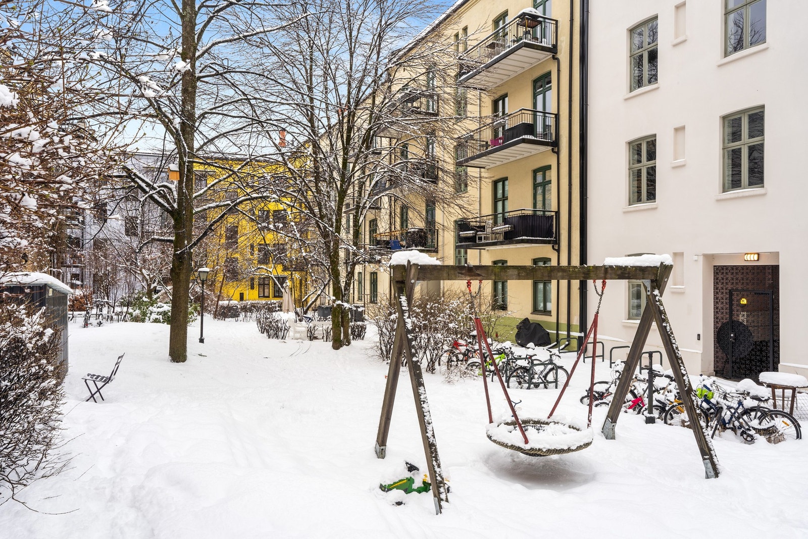 Pent opparbeidet bakgård. Galleribilde