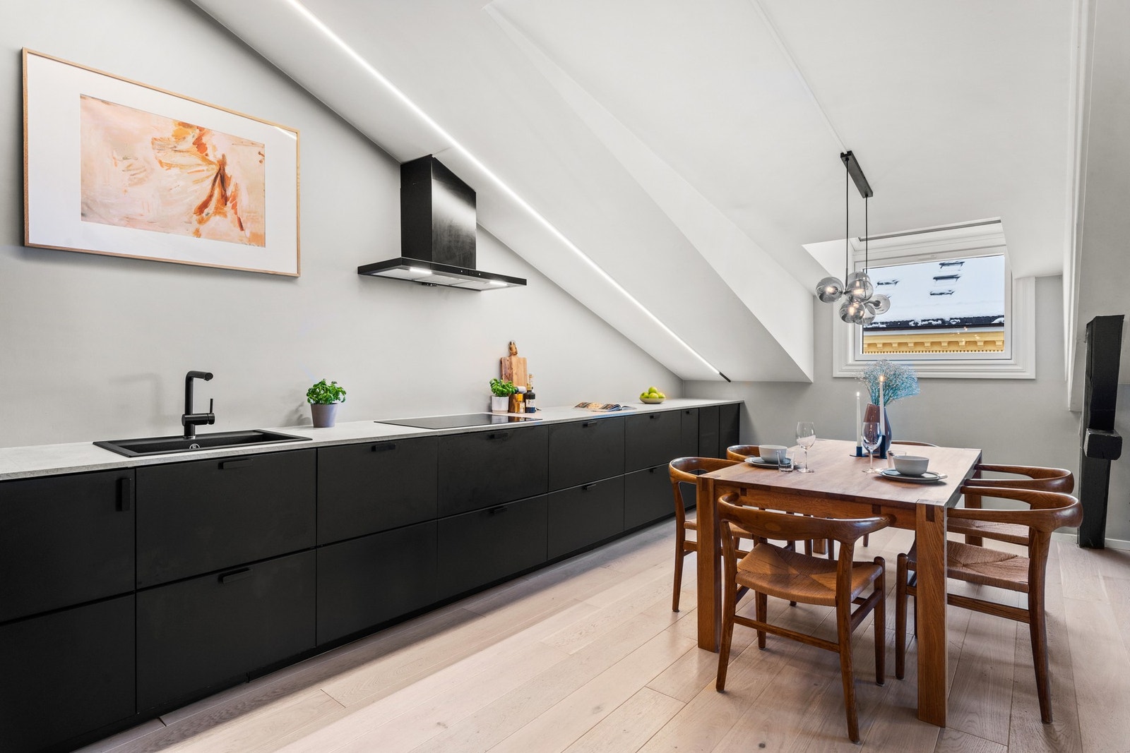 Kjøkkenet fra Ikea er lekkert, oppført i en funksjonell L-form med takhøye skap og fine arbeidsflater. Galleribilde