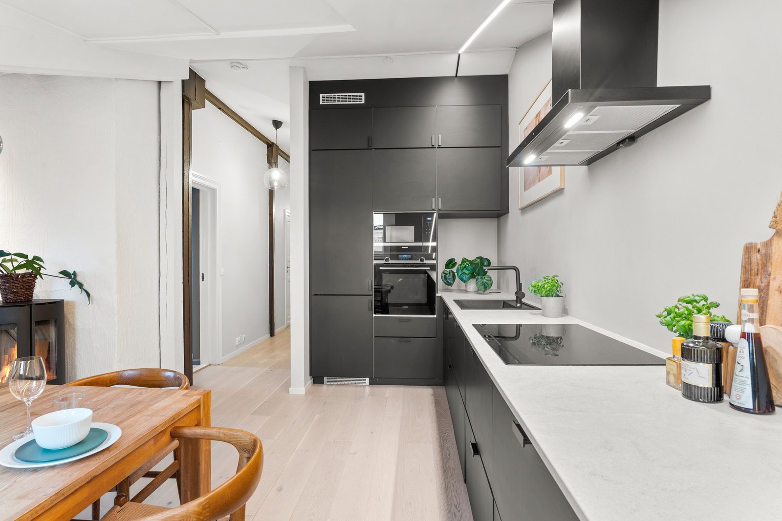 Over kokesonen er det ventilator med kullfilter. Hvitevarene er integrerte, bestående av stekeovn, kjøleskap, oppvaskmaskin og Gorenje induksjonstopp. Ovnene er levert av Simens. Galleribilde