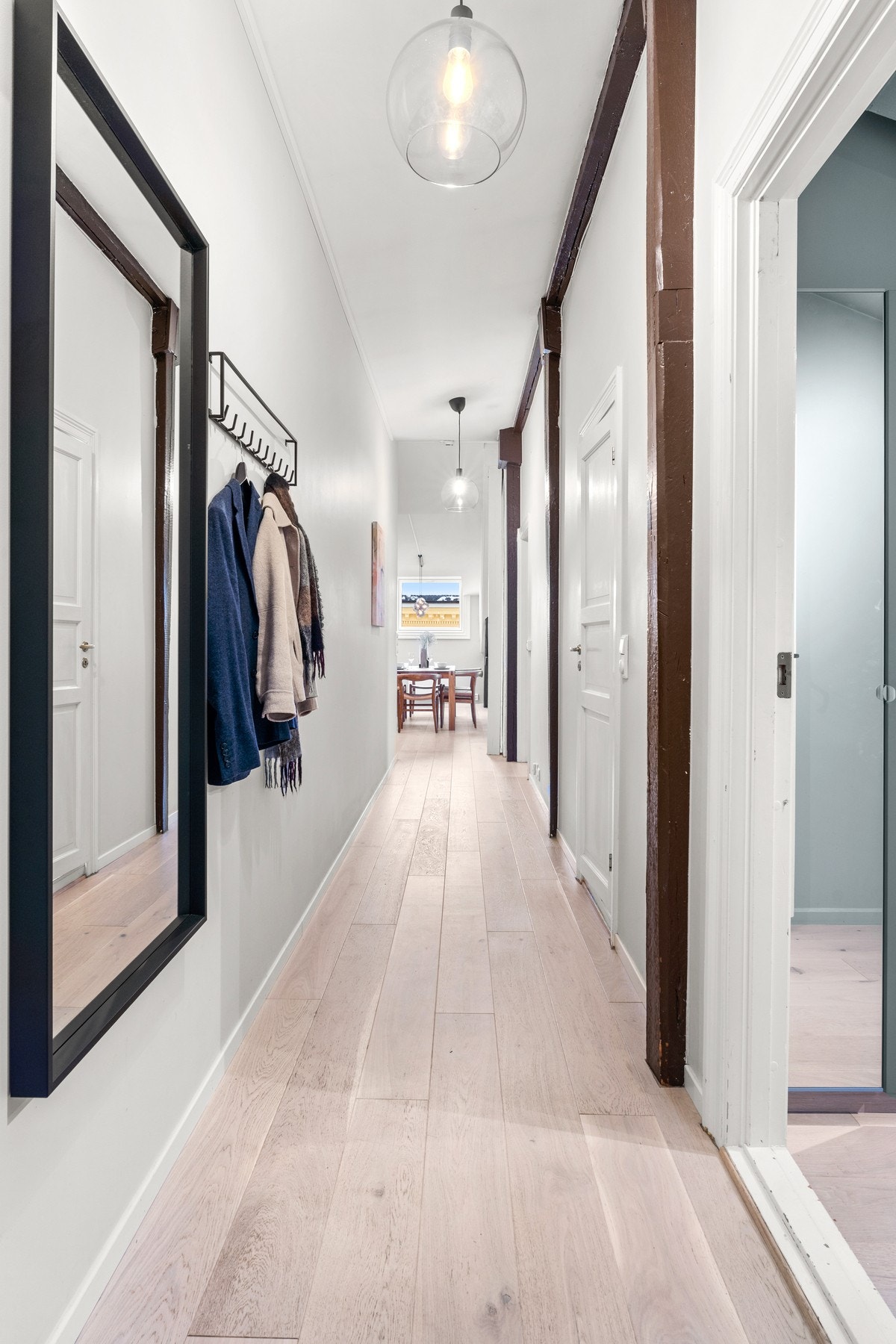 Via en romslig gang tar vi turen videre inn på soverommene. Galleribilde