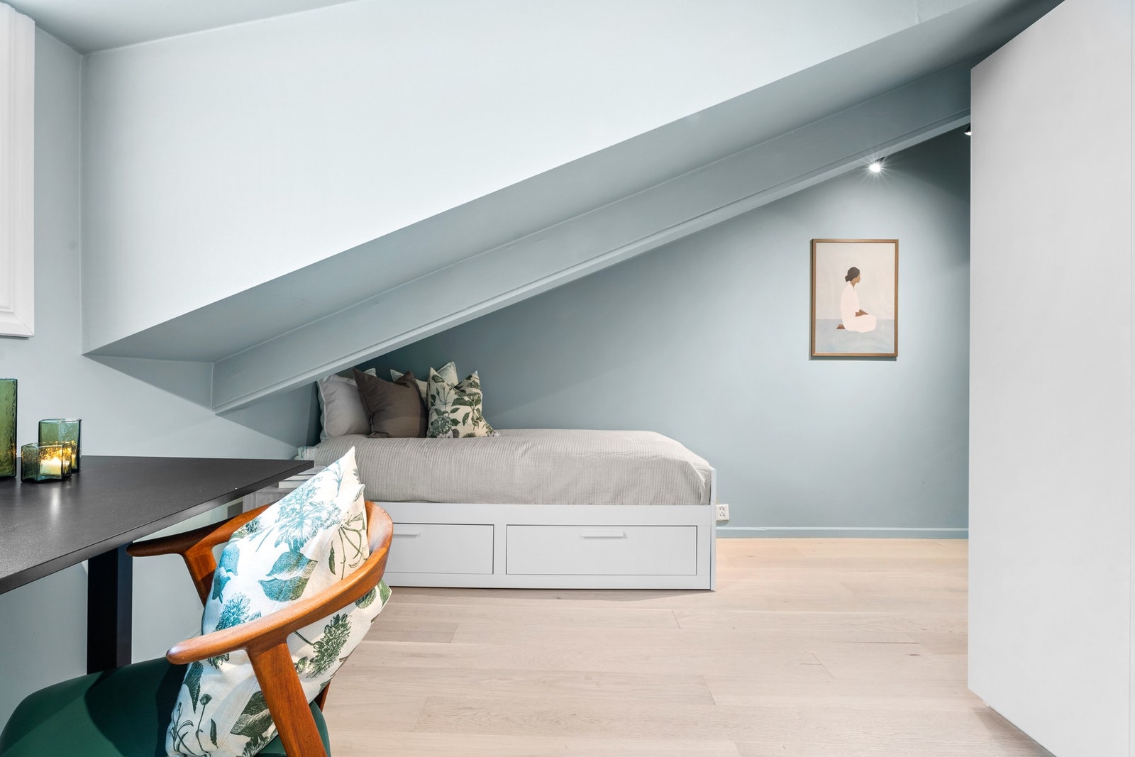 Rommet har fin plass til å innredes med seng og kontor pult. Rommet fungerer ypperlig som f.eks. barnerom, gjesterom og/eller kontor. Galleribilde