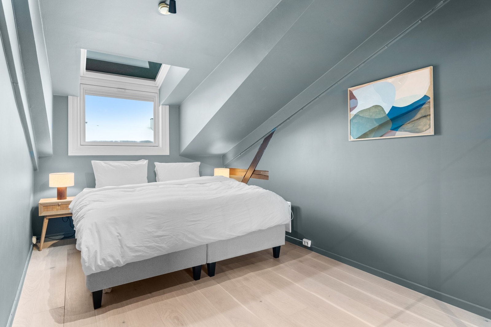 I leiligheten er det to pene soverom med takvinduer og 1-stavs parkett. Galleribilde