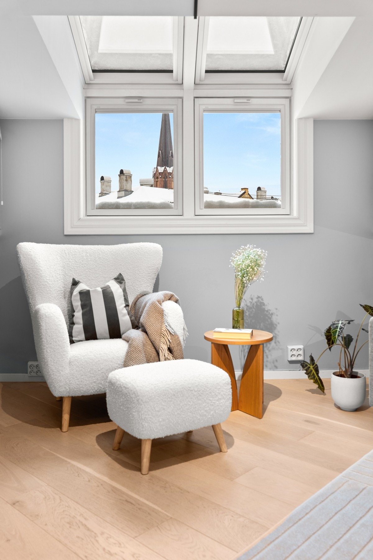 Store vindusflater sørger for godt med naturlig lysinnslipp. Vinduene ble skiftet i 2016. Internett (1000/1000 Mbps) er inkl. i felleskostnadene. Galleribilde