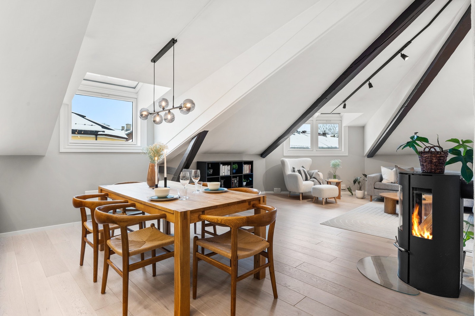 I sonen mellom kjøkkenet og stuen passer det utmerket å innrede med et stort spisebord. Galleribilde