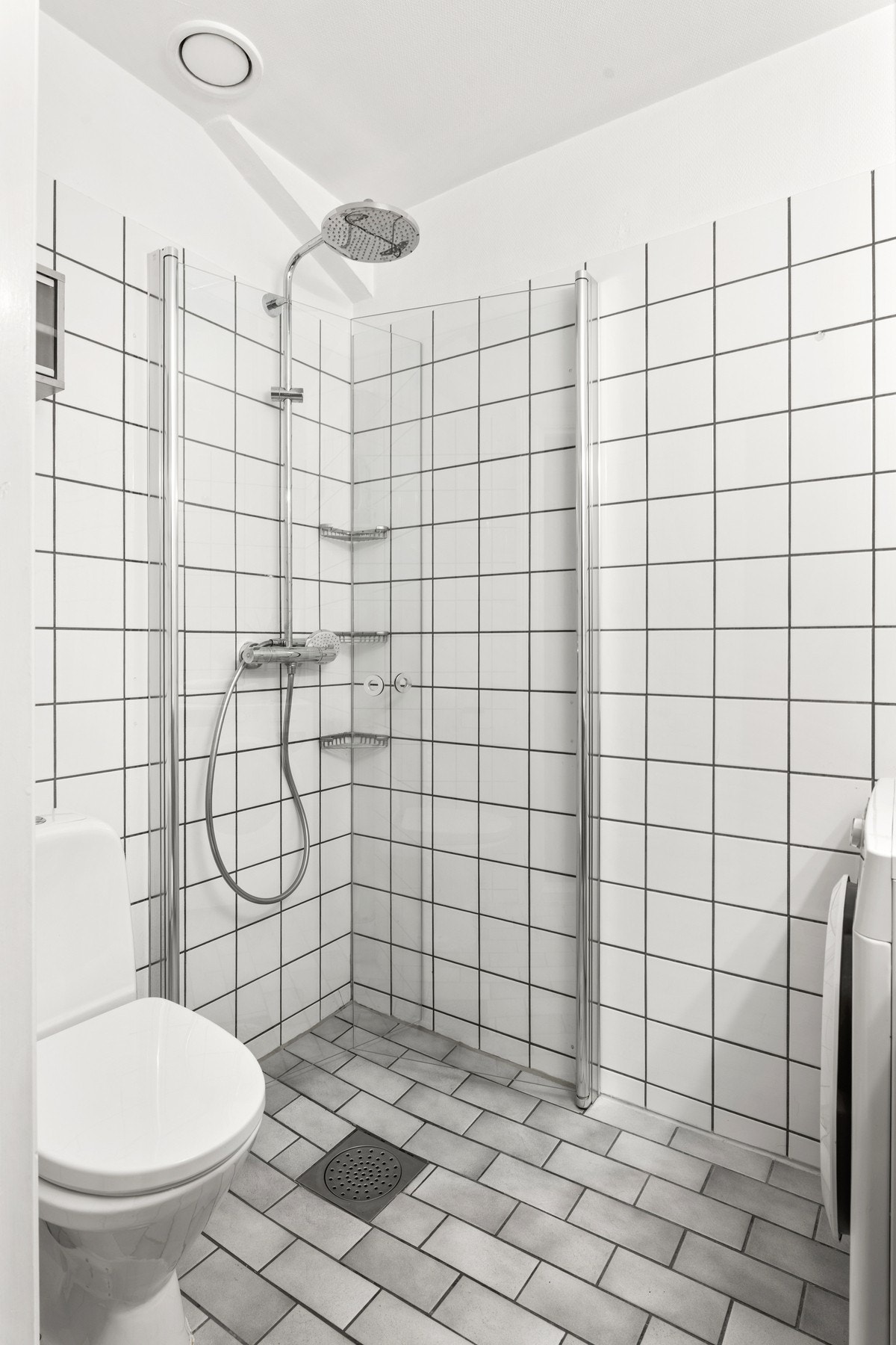 Dusjhjørnet er utstyrt med regnfallsdusj og innfellbare glassdører. Galleribilde