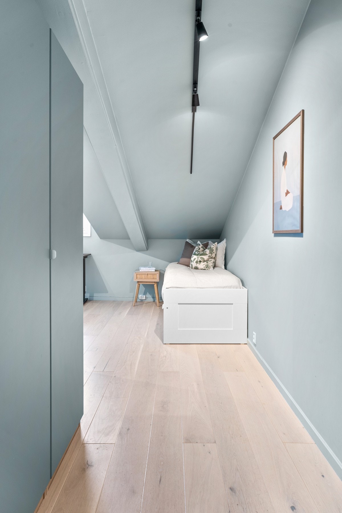 Vi tar turen videre inn på soverom II. På dette rommet står det et garderobeskap med fronter som matcher overflatene. Galleribilde