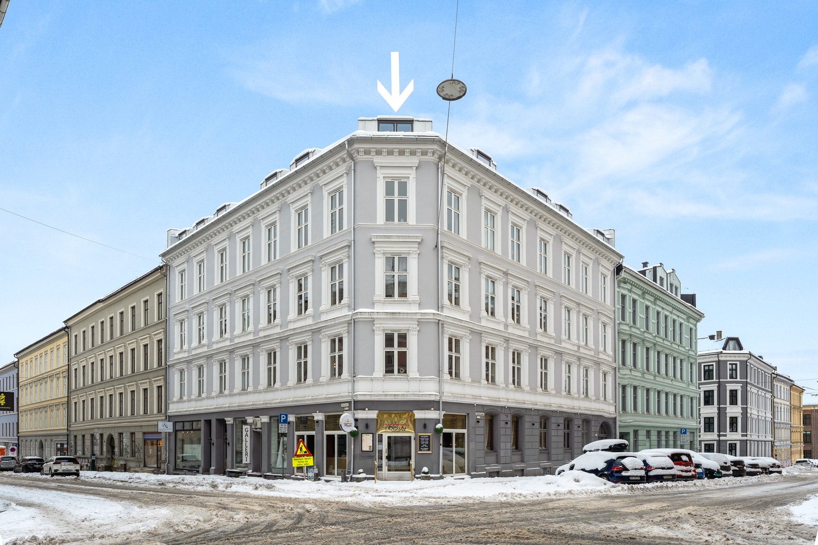 Leiligheten ligger flott til i toppetasjen, midt på beste Løkka med alt det spennende området har å by på rett utenfor. Seilduksgata ligger tilbaketrukket, men sentralt plassert. Galleribilde