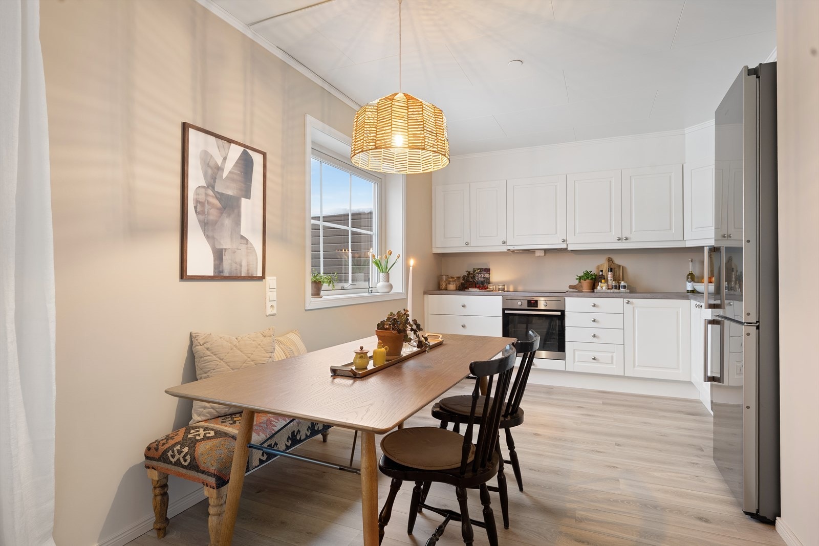 Rommet har laminatgulv og malte overflater på vegger. Galleribilde