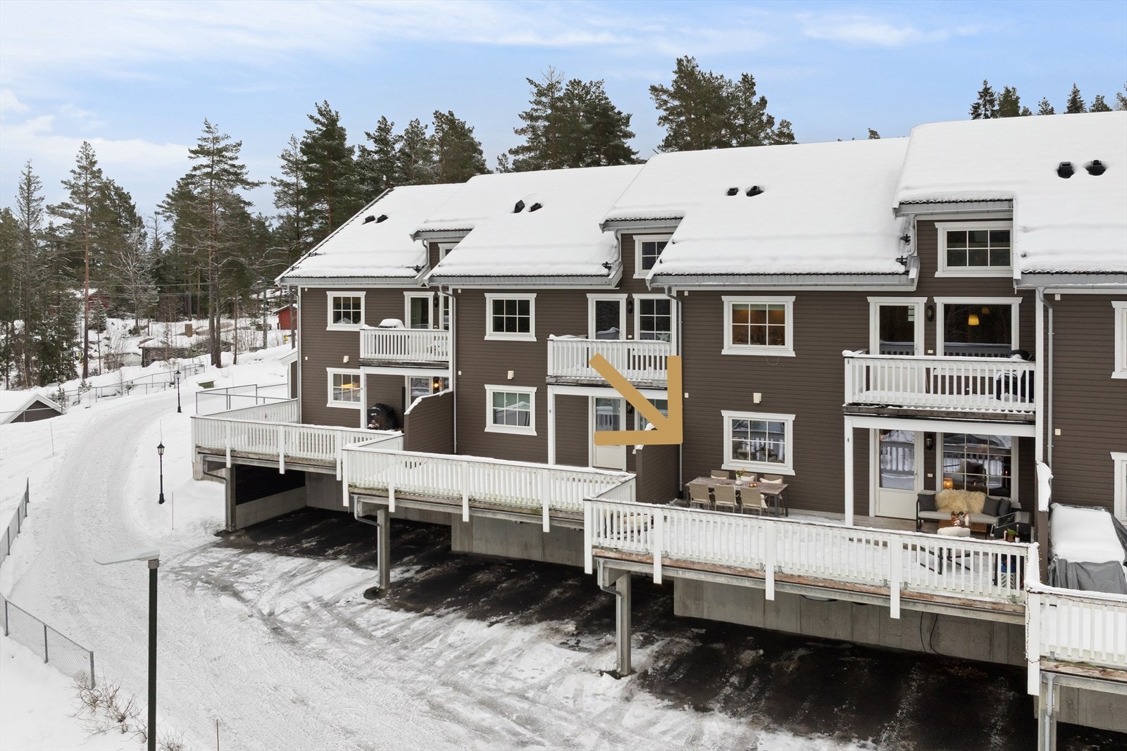 Leiligheten ligger i 1. etasje fra inngangsplan og i 2. etasje fra fremsiden. Galleribilde