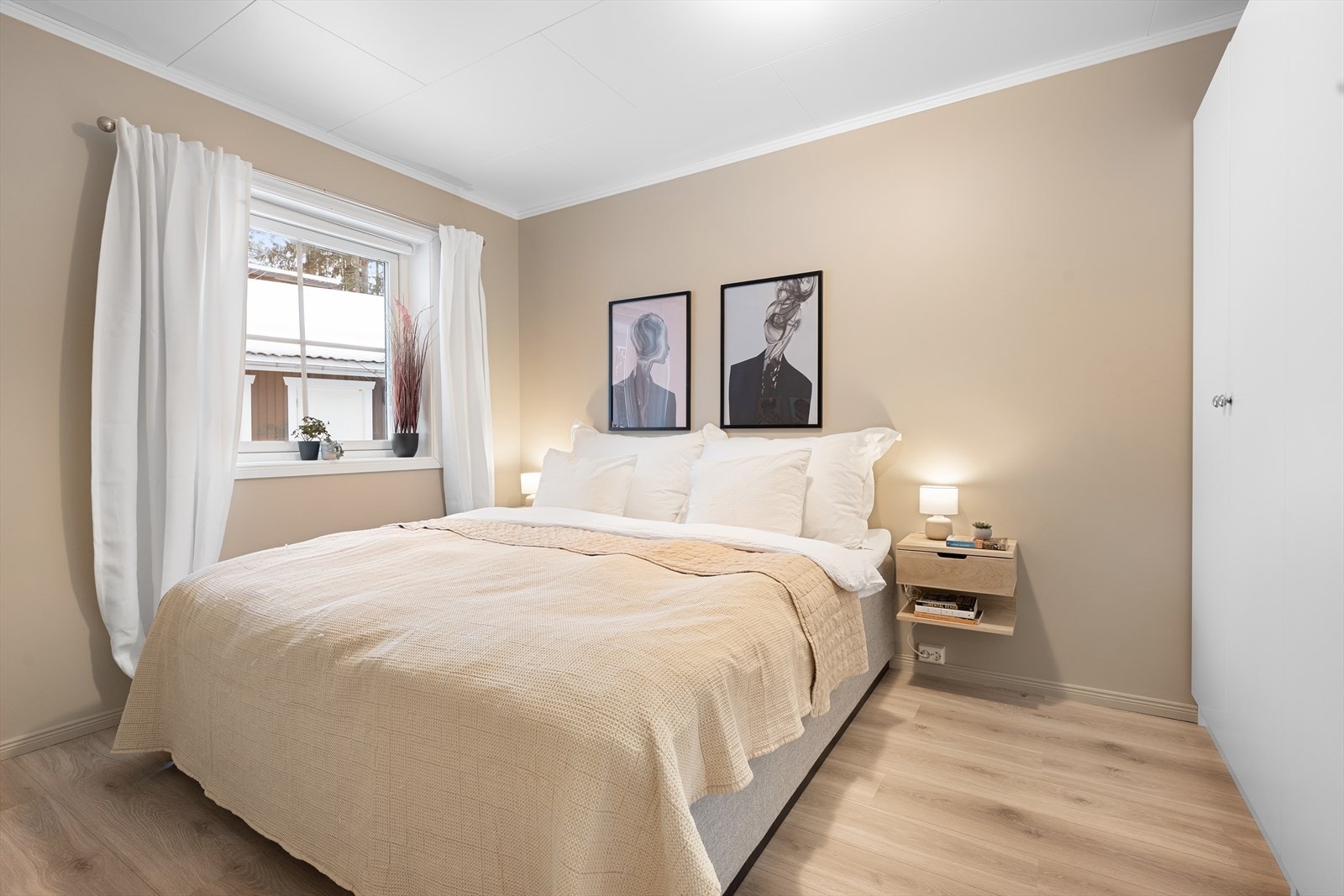 Leiligheten har to soverom. Hovedsoverommet har god plass til dobbeltseng. Galleribilde