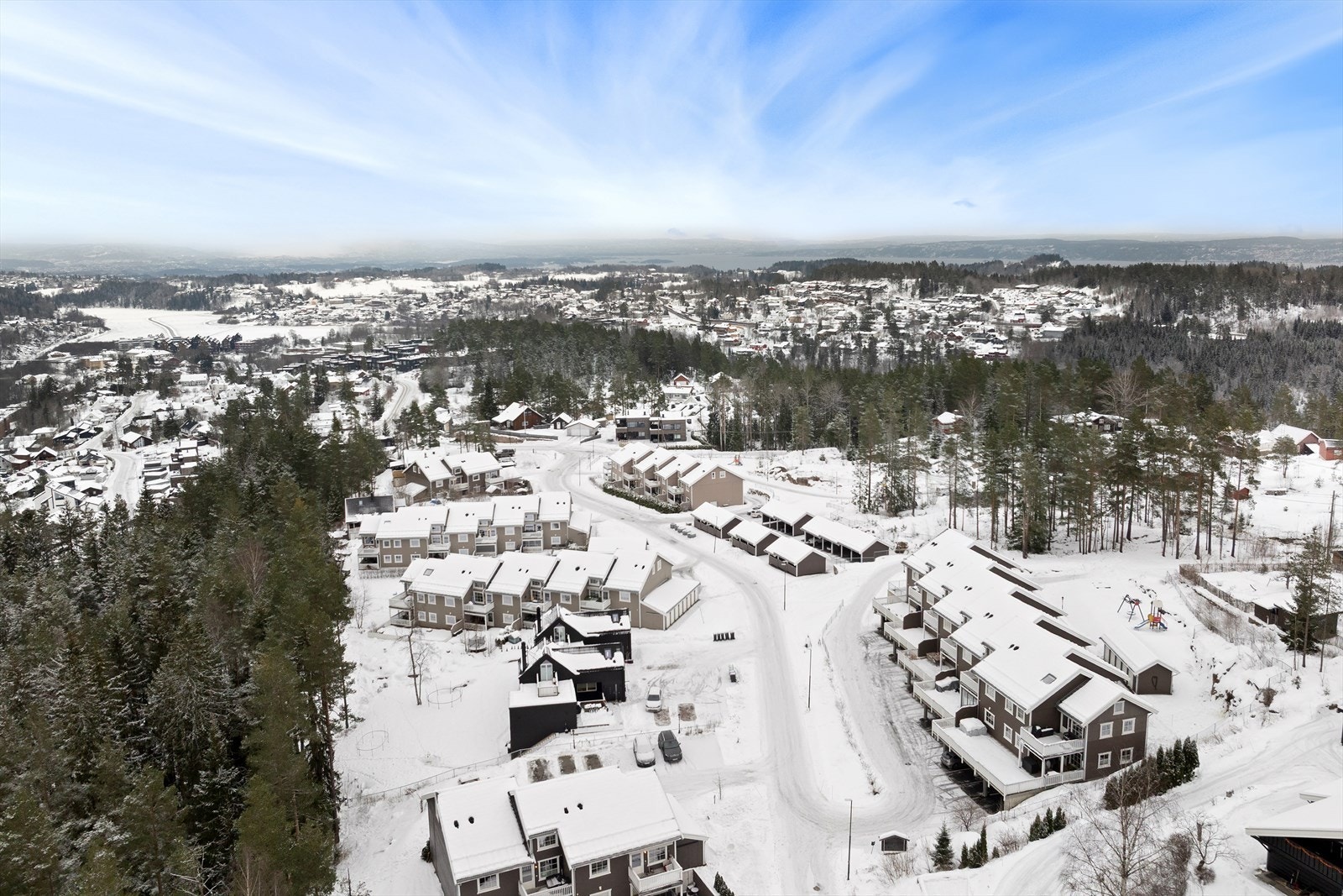 Leiligheten ligger fint til i et attraktivt og barnevennlig nabolag i Heggedal i Asker. Nabolaget har en god aldersvariasjon med både familier, eldre og yngre. Galleribilde