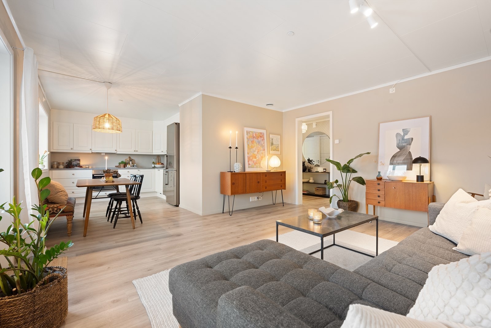 Spisestuen er plassert mot kjøkkenet og har god plass til spisebord. Galleribilde