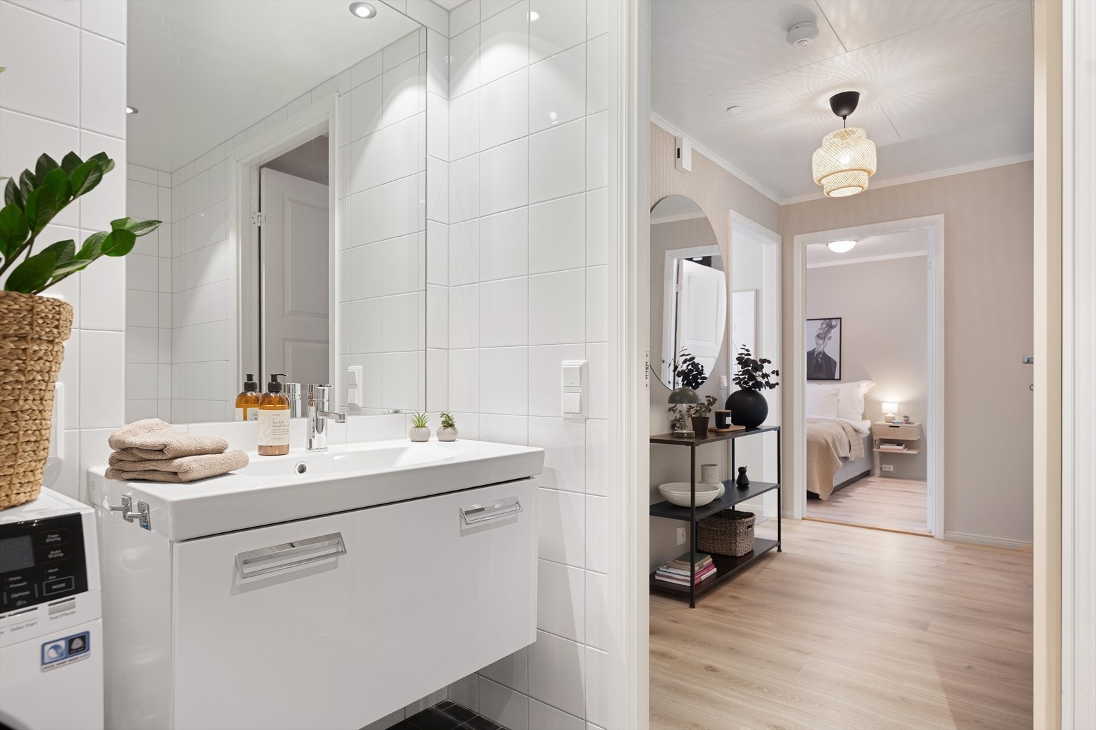 Det er etablert stilrent servantskap med nedfelt servant og innmurt speil på vegg. Galleribilde