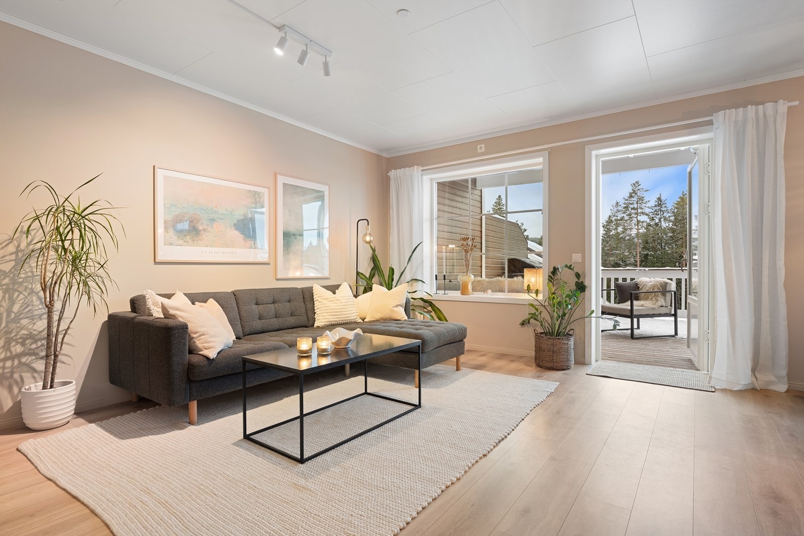 Stue og spisestue er et romslig og innbydende oppholdsareal med åpen løsning og gode lysforhold. Galleribilde