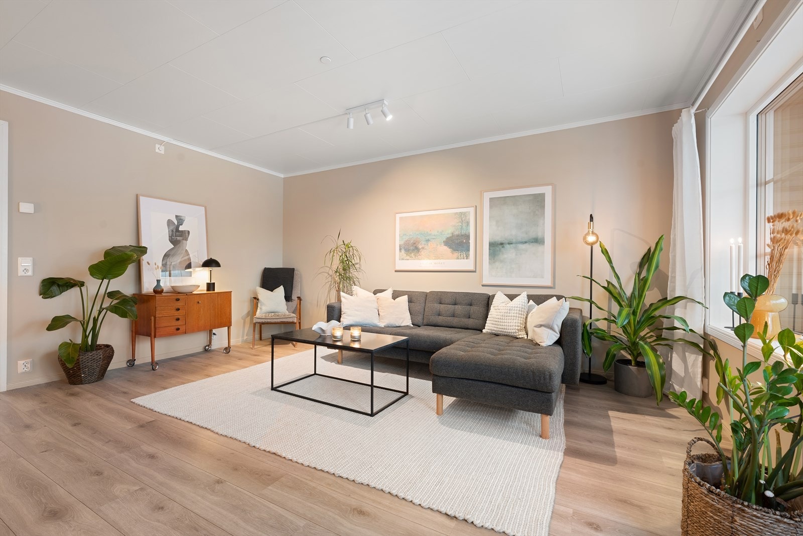 Stuen har god plass til større sofagruppe, og herfra er det utgang til en stor, vestvendt terrasse. Galleribilde