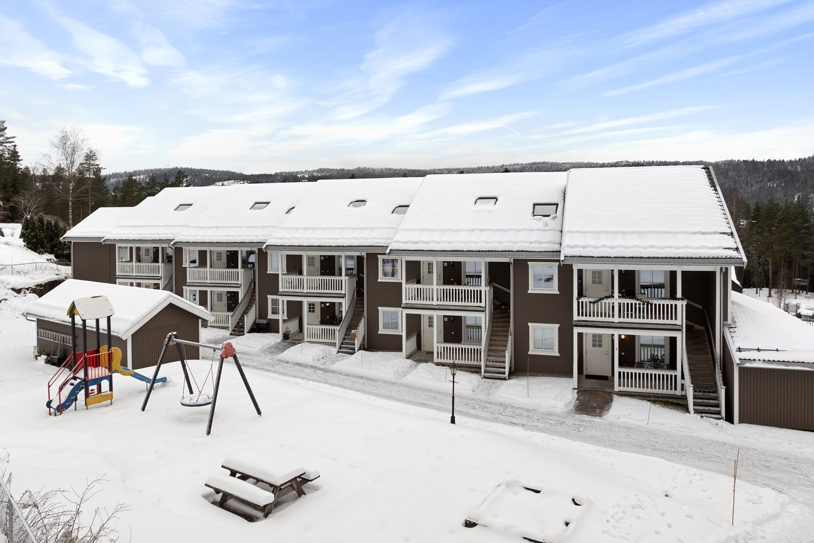 Sameiets fellesareal er pent opparbeidet med internstier, grøntareal og lekeplass. Galleribilde