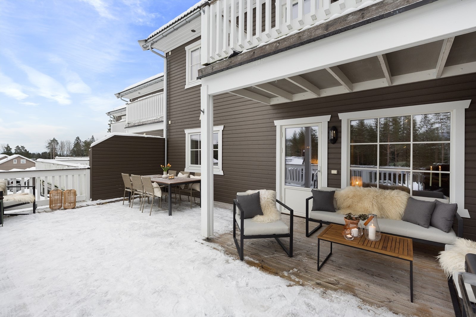 Terrassen er utført med impregnerte terrassebord og har svært gode møbleringsmuligheter, med god plass til både stort spisebord og romslig loungegruppe. Galleribilde