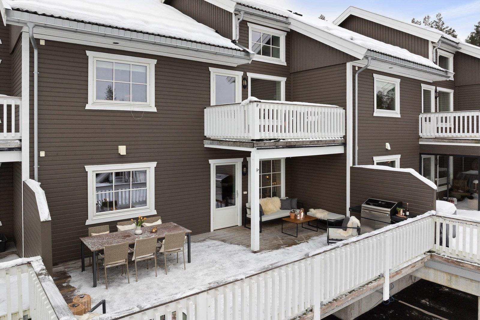 Lys og gjennomgående 3-roms fra 2017 med stor vestvendt terrasse. Vannbåren gulvvarme. Carport. Nærhet til tog og skog. Galleribilde