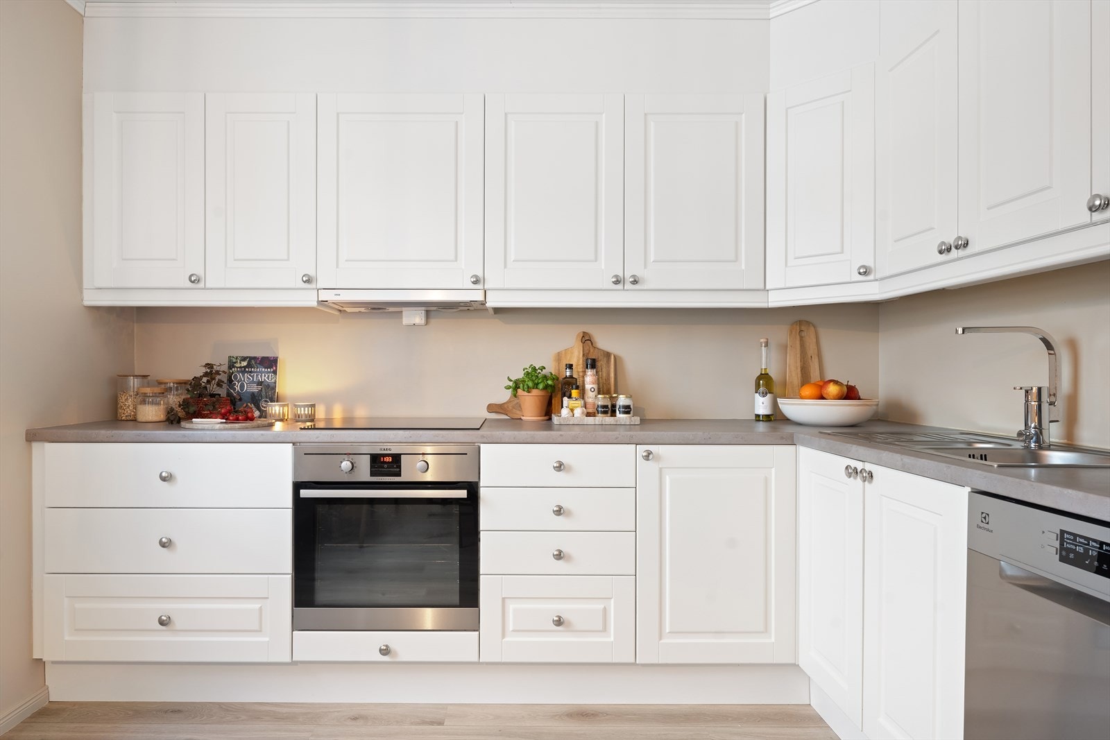 Kjøkkenet er utstyrt med integrerte hvitevarer, herunder platetopp, stekeovn og oppvaskmaskin. Det er montert både komfyrvakt og aquastopp. Galleribilde