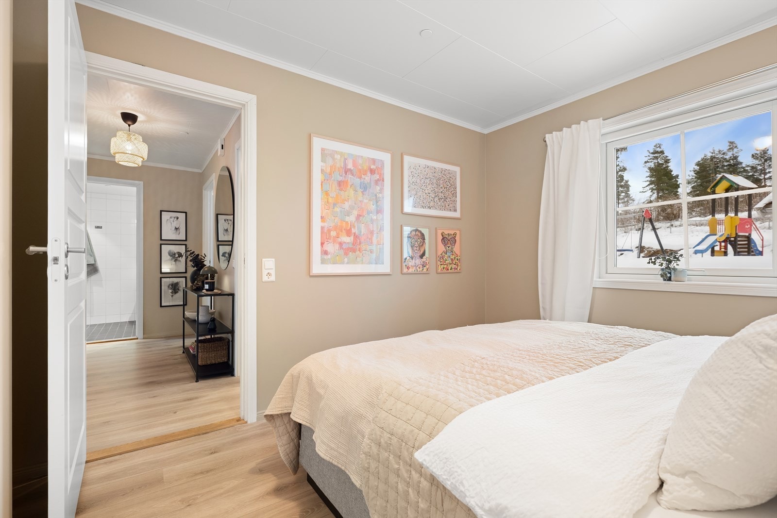 Det er laminat på gulv, samt malte overflater på vegger. Galleribilde