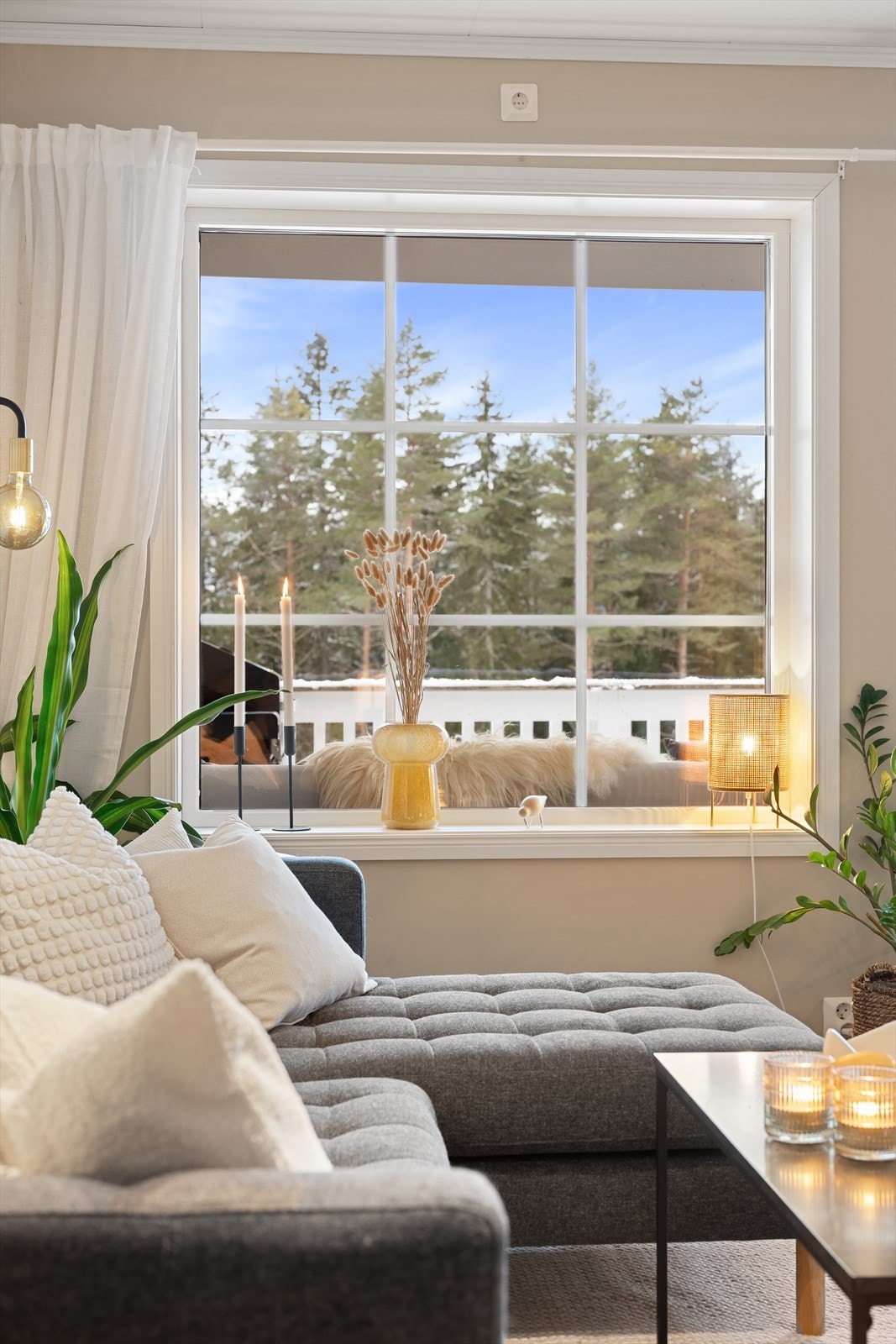 Leiligheten ligger i et bygg fra 2017 og holder en gjennomgående god standard. Det er vannbåren gulvvarme i alle rom, og balansert ventilasjon med varmegjenvinning. Galleribilde