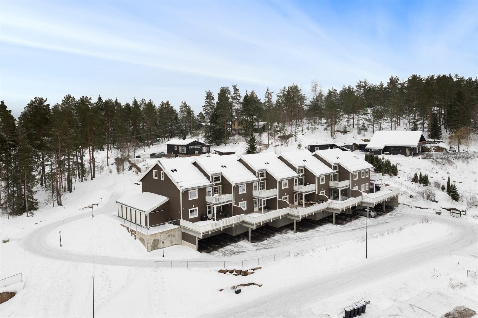 Under terrassen disponerer leiligheten biloppstilling for én bil i carport. Det er infrastruktur for ladestasjon. Galleribilde