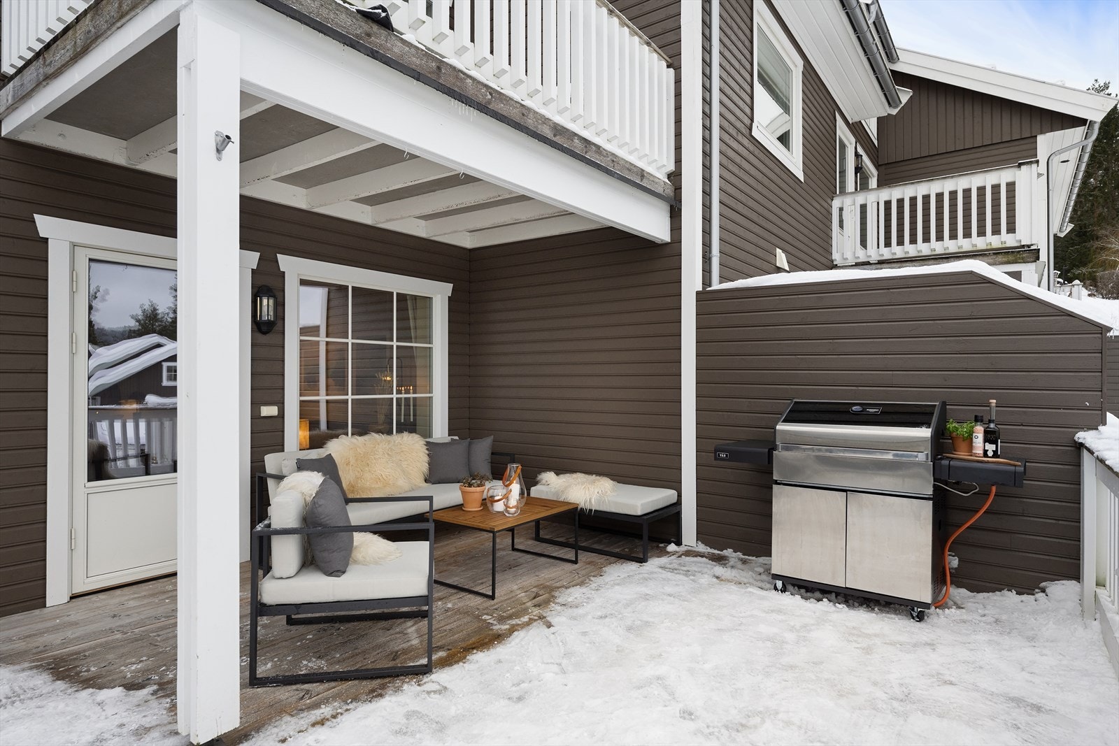 Utenfor stuen er det en romslig, vestvendt terrasse på ca. 38 kvm med direkte utgang. Galleribilde