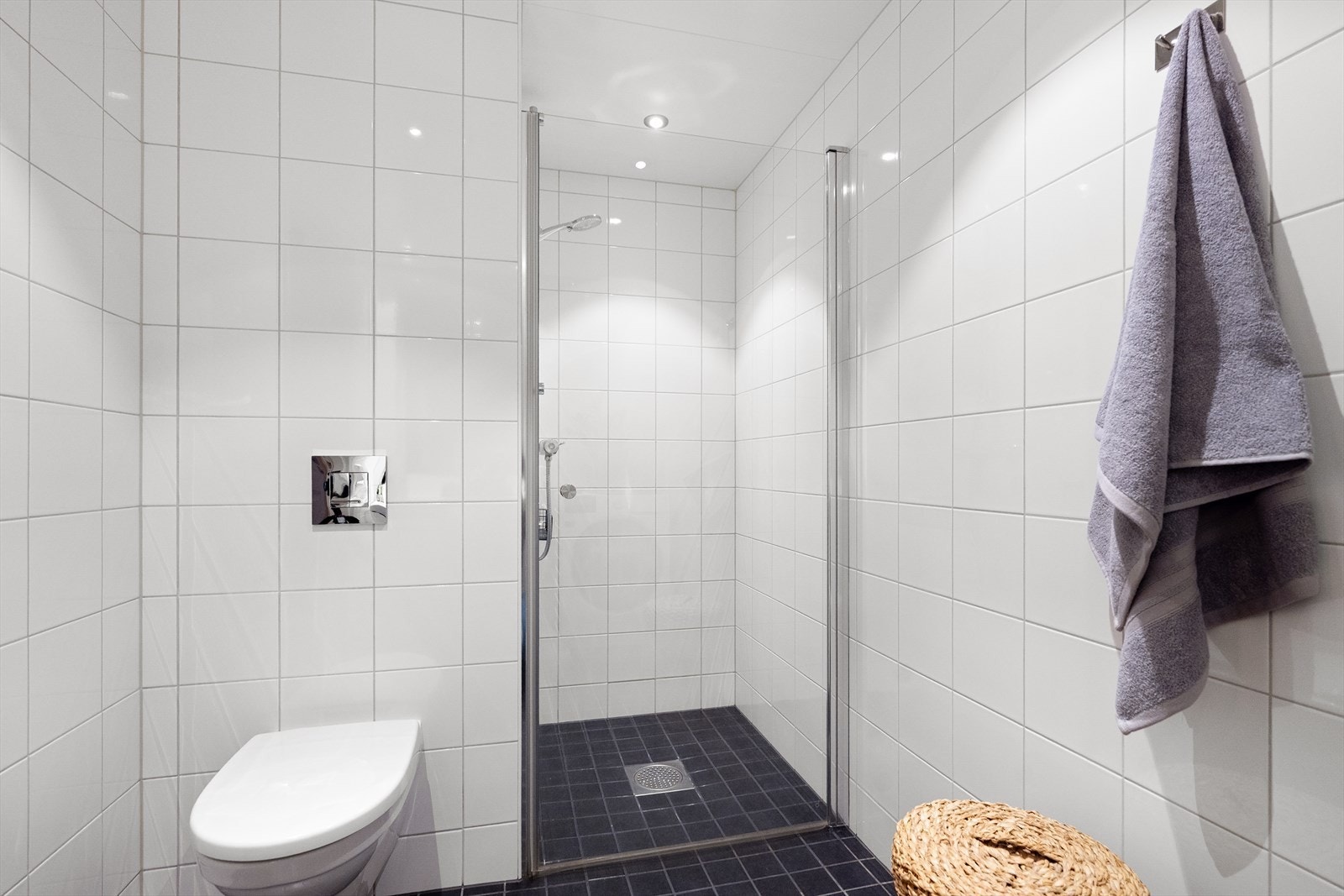 Rommet har vegghengt klosett med innebygd sisterne, samt romslig dusjsone med innfelte dusjdører i herdet glass. Galleribilde