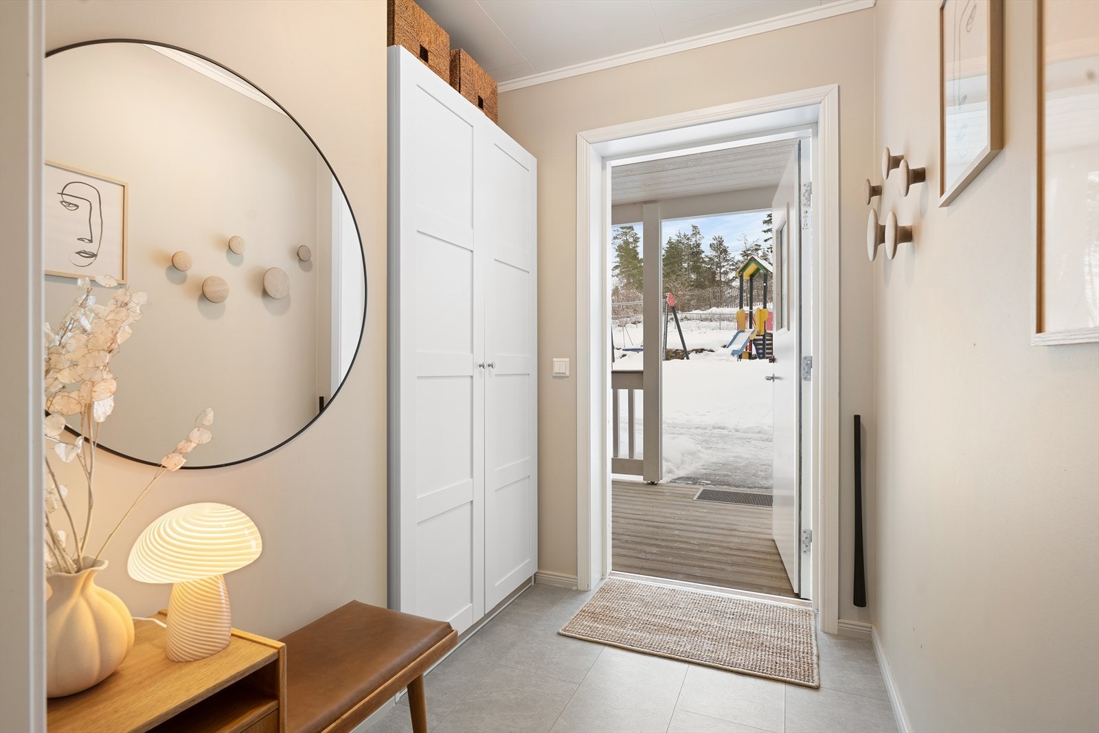 Det er god oppbevaringsplass i garderobeskap. Gulvet er belagt med belegg, og det er malte veggoverflater. Galleribilde