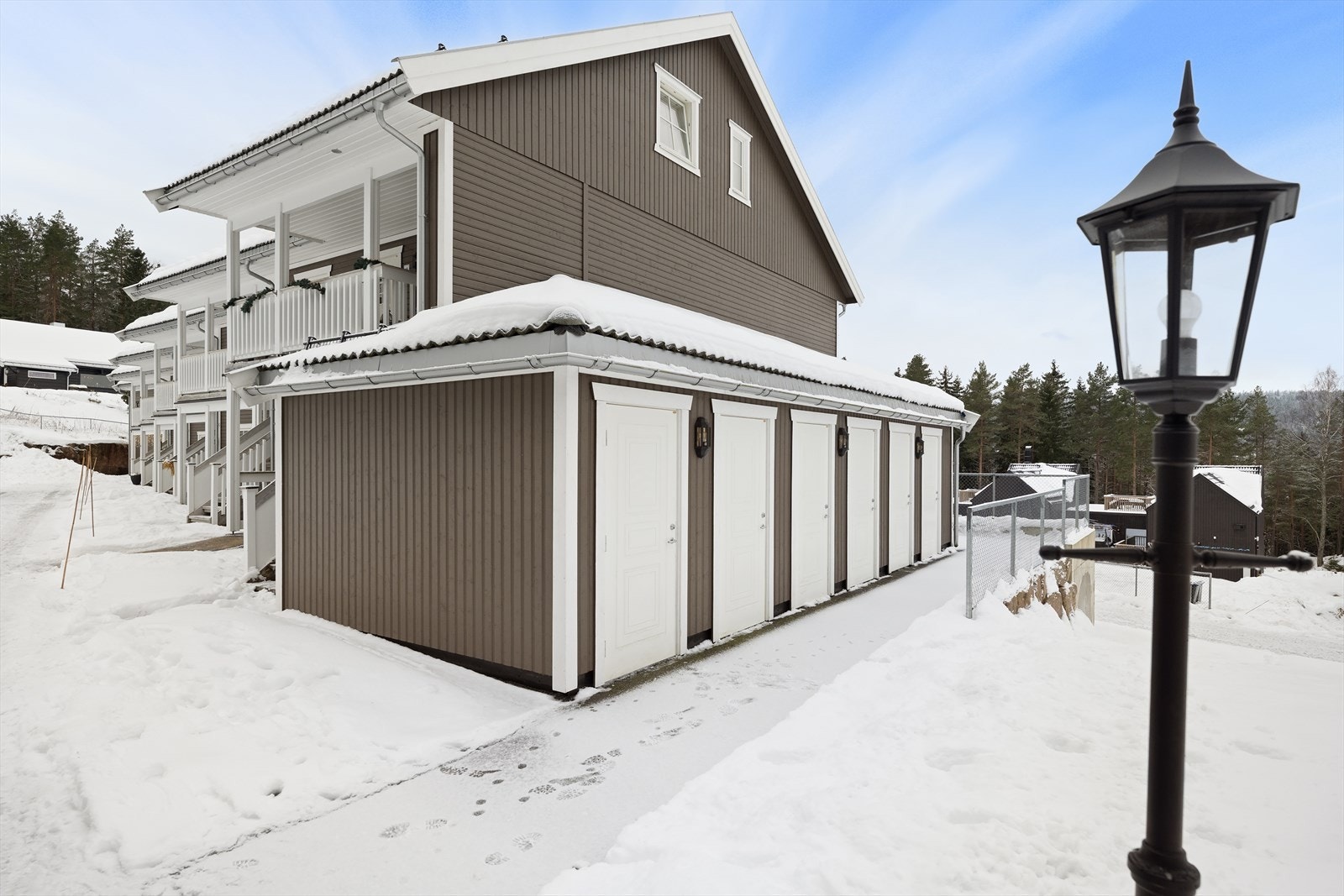 Leiligheten disponerer en utebod på endeveggen på ca 5 kvm. Boden er tinglyst som tilleggsdel i seksjoneringen. Galleribilde