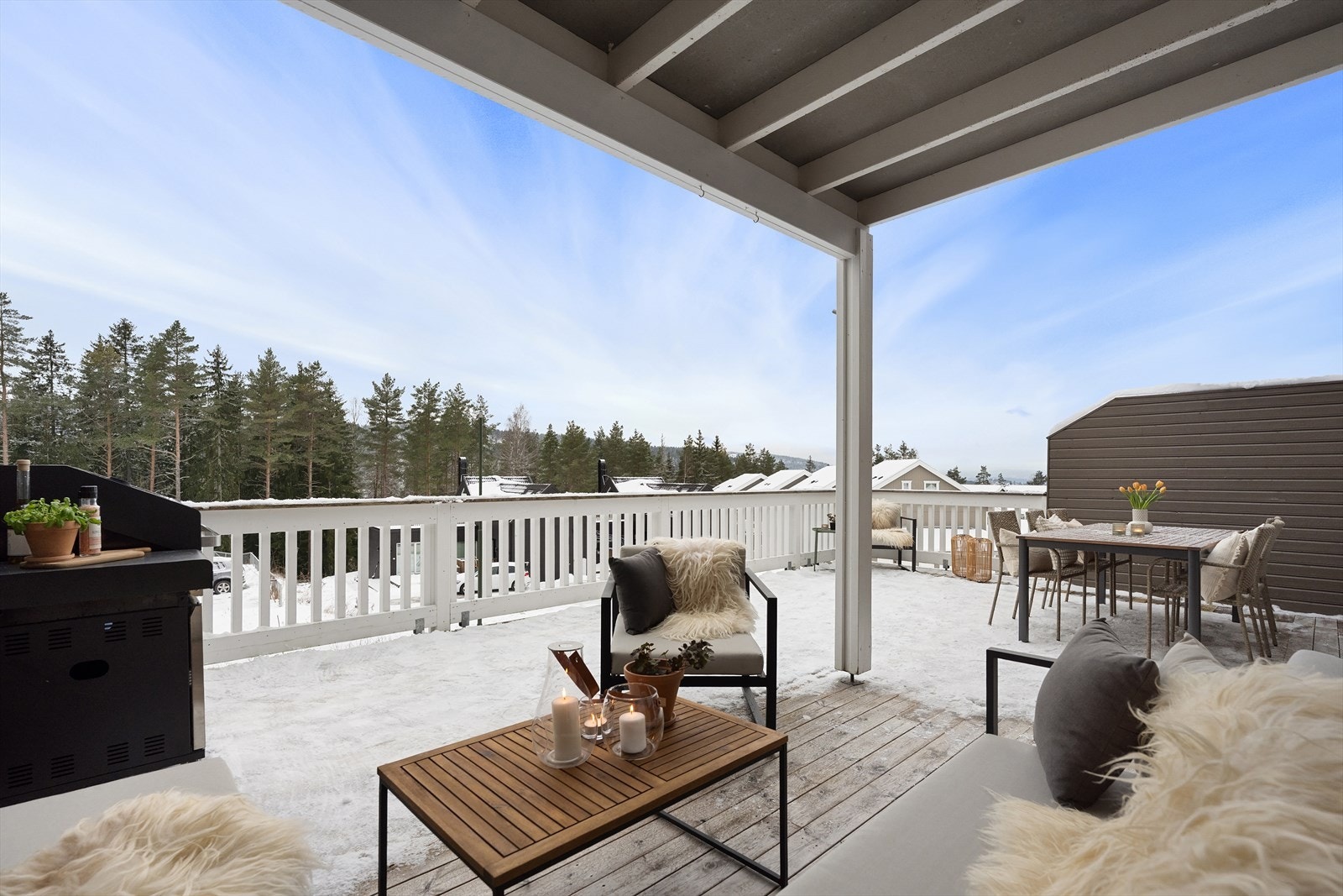 Deler av uteplassen er overbygget som bidrar til solskjerming. Galleribilde