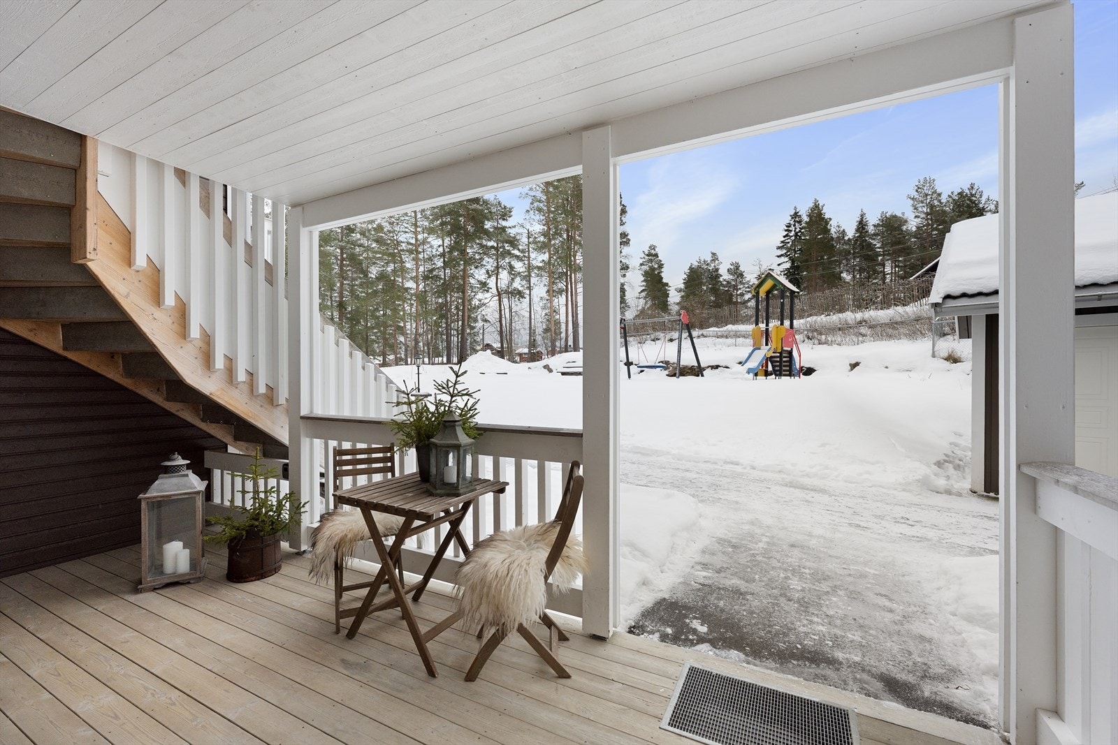 Ved inngangspartiet er det er overbygget platting på rundt 10 kvm som vender mot øst. Galleribilde