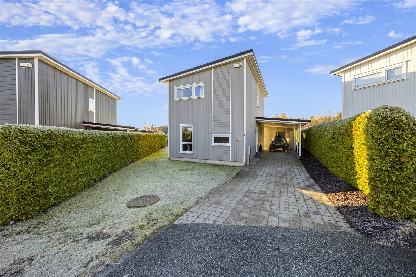 Praktisk carport, samt utebod innerst i carport. I tillegg parkering på egen tomt. Carporten har et areal på ca. 24 kvm. Galleribilde