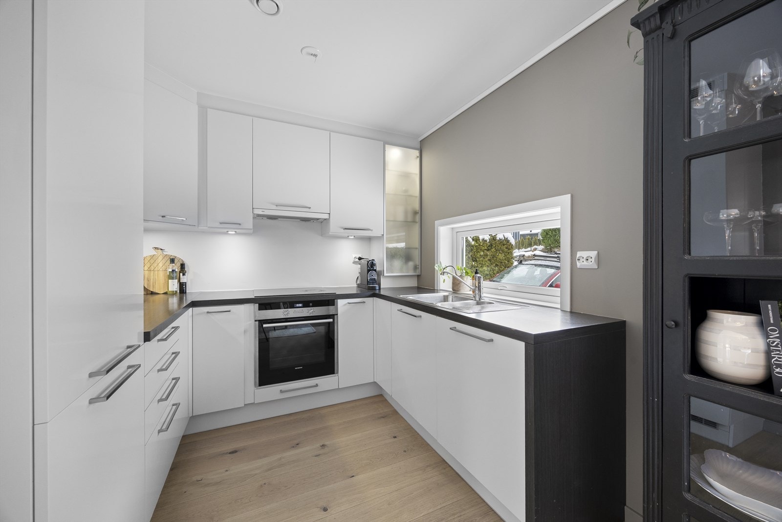 Kjøkkenet har glatte fronter og laminat benkeplate med integrerte hvitevarer. Galleribilde