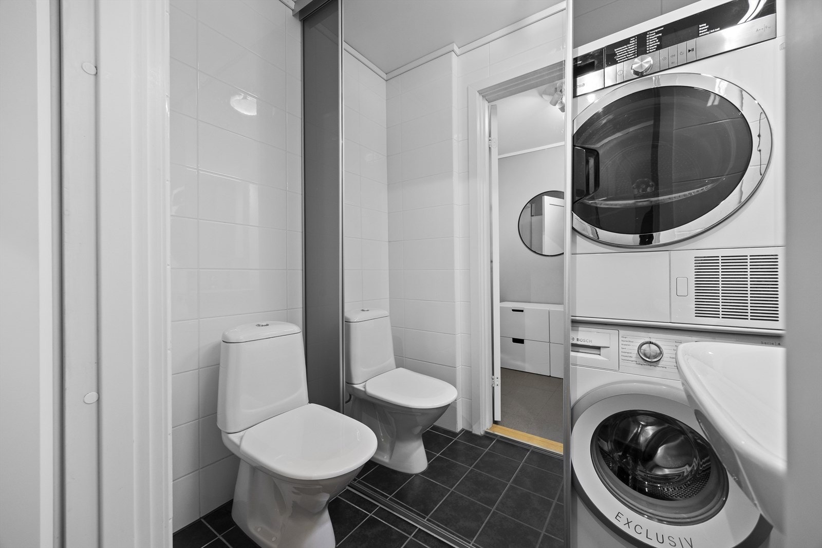 På vaskerom i 1. etasje er det flislagte vegger og gulv med varmekabler gir et funksjonelt vaskerom. Balansert ventilasjon sikrer godt inneklima. Praktisk med skyvedører som skjuler varmtvannsbereder, vaskemaskin, tørketrommel m.m. Galleribilde