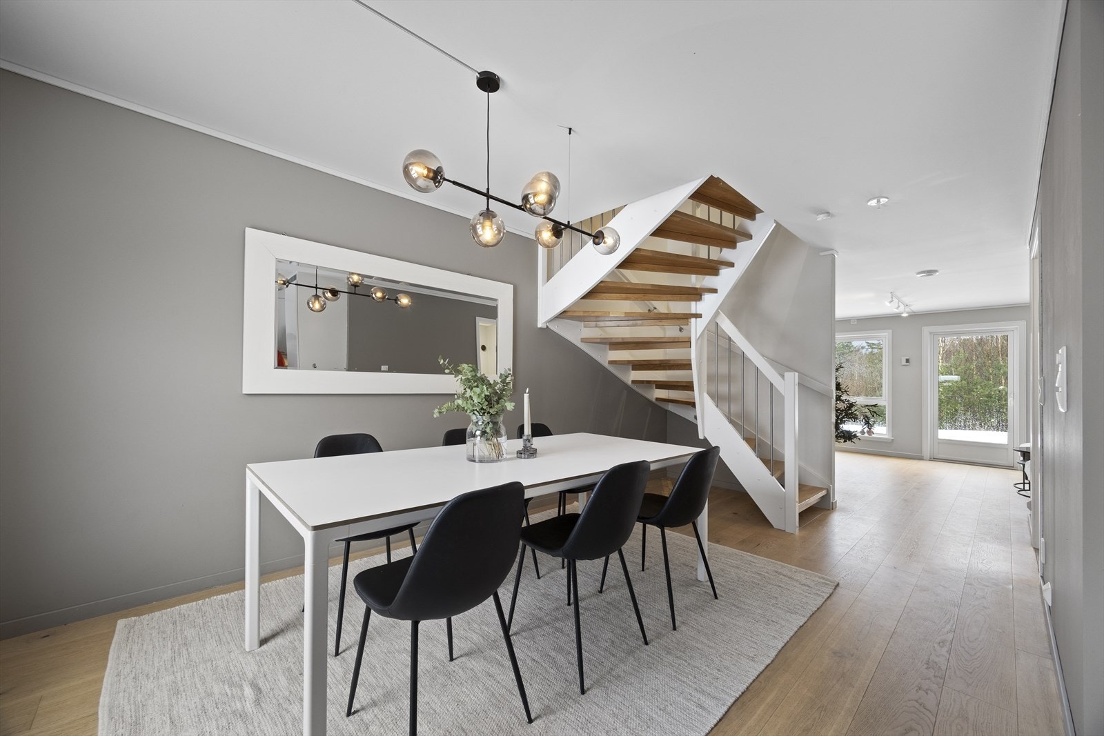 Plass til spisebord i tilknytning til kjøkken gir en naturlig spiseplass. Galleribilde