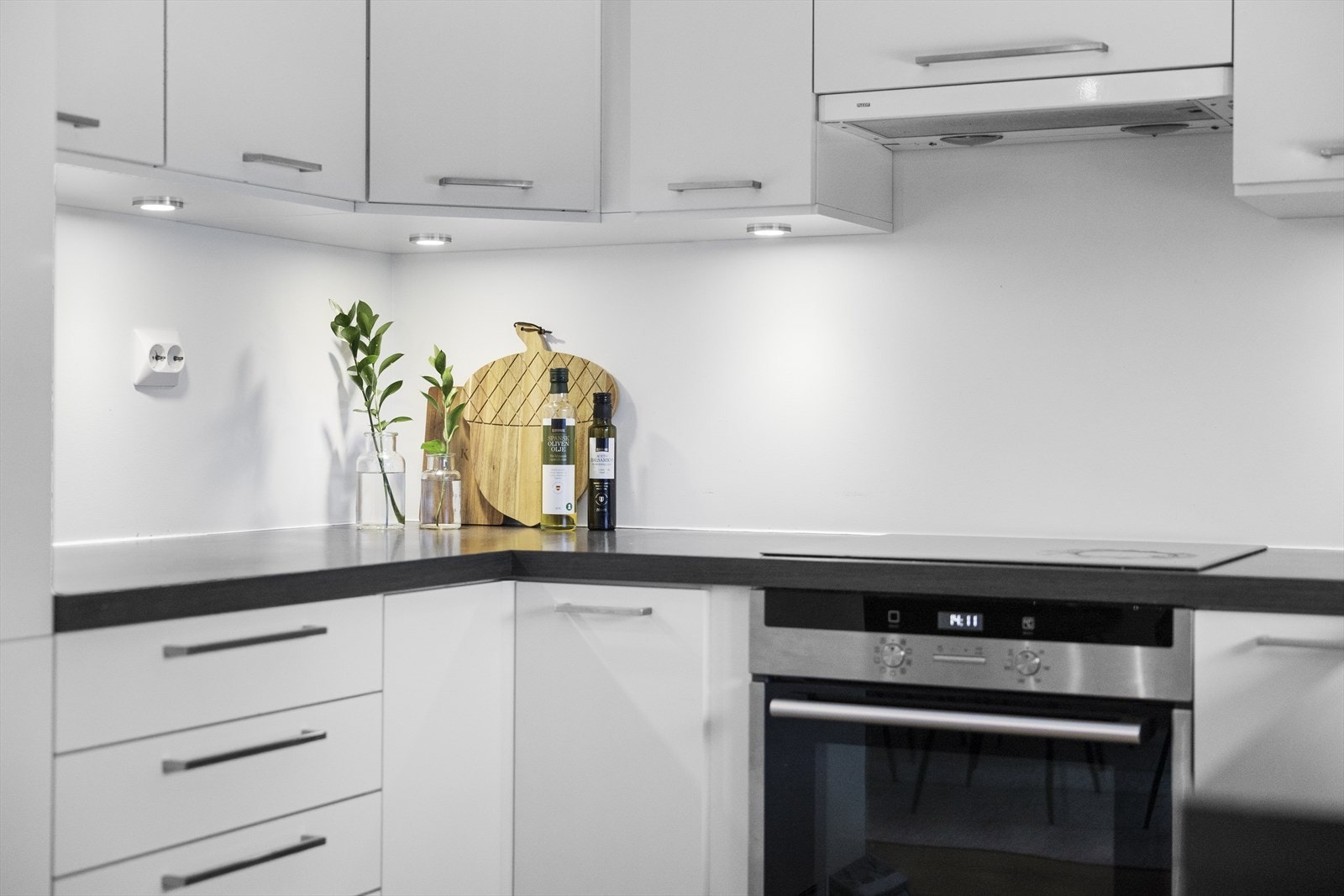 Kjøkkenet har praktiske løsninger med godt arbeidslys. Galleribilde