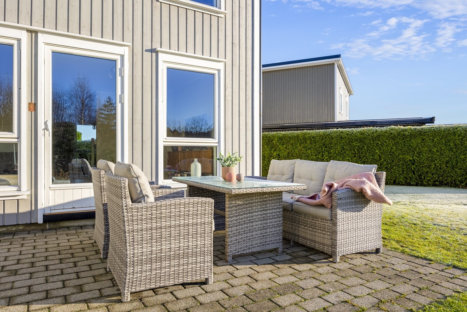 Store vinduer gir godt lysinnslipp til stuen og utsikt mot hagen. Galleribilde