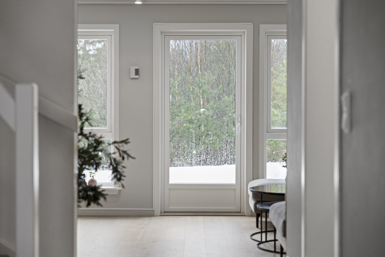 Store vindusflater gir utsyn mot uteområdet utenfor, og gulvet har nylagt parkett fra 2020. Galleribilde