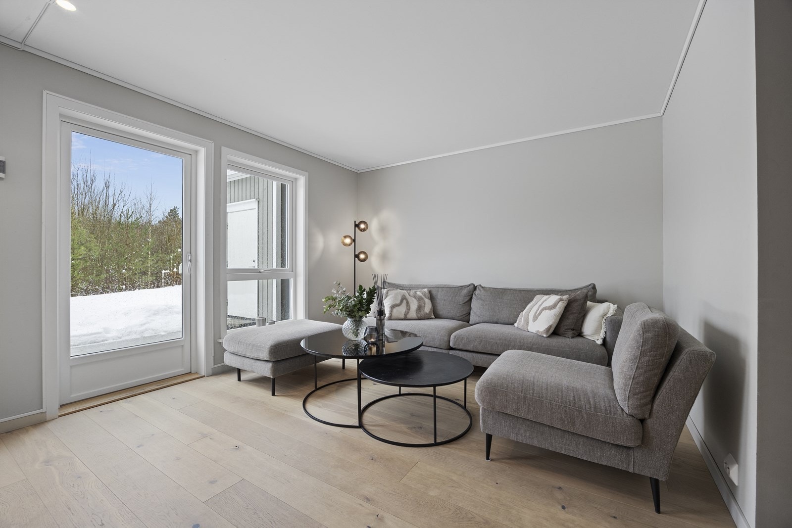 Utgang til uteområde fra stuen gir enkel tilgang til hagen. Galleribilde