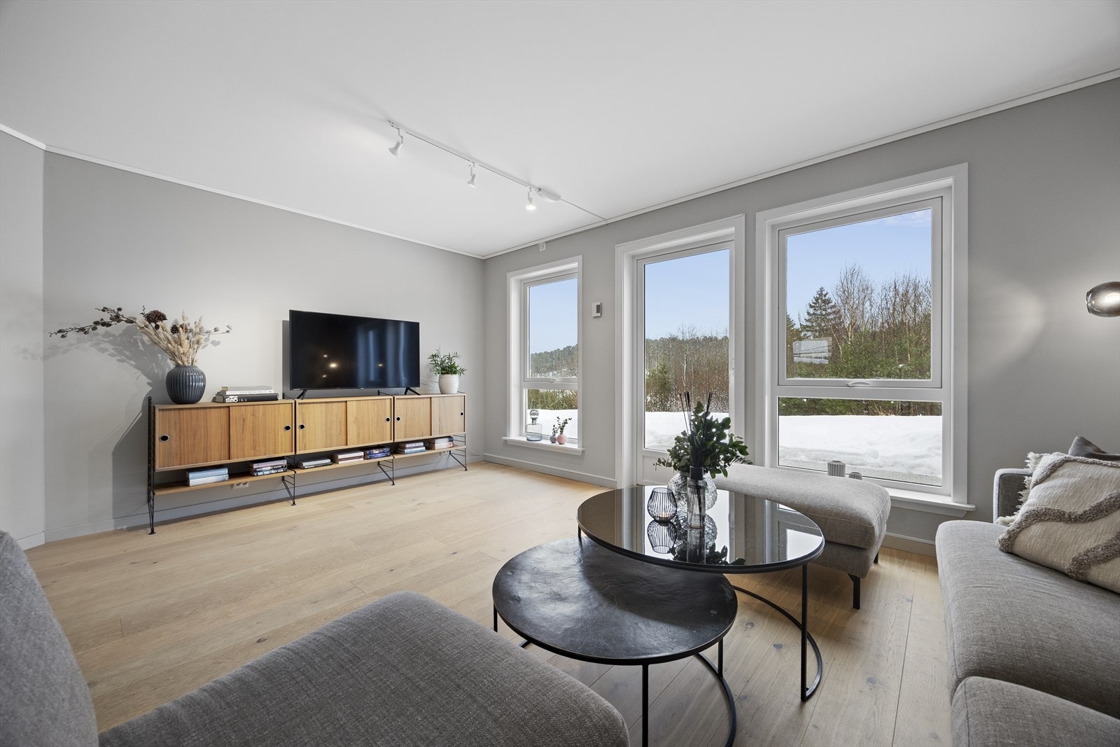 Lys og trivelig stue med store vindusflater mot hage og uteplass. Usjenert, uten innsyn. Galleribilde