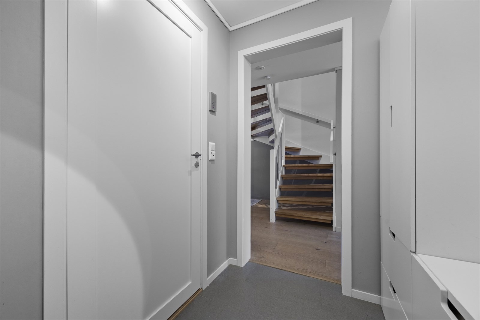 Flislagt gulv i entréen gir enkel rengjøring og et moderne uttrykk. Varmekabler i gulv. Galleribilde