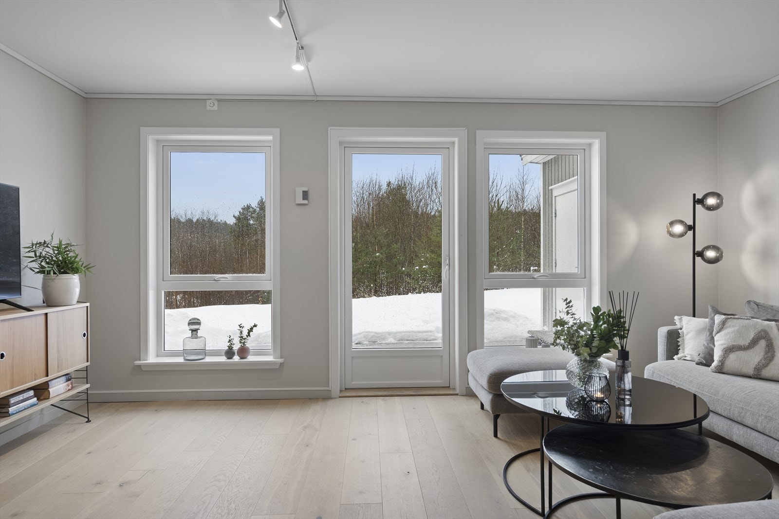 Direkte utgang fra stuen til hagen gir en praktisk løsning. Galleribilde