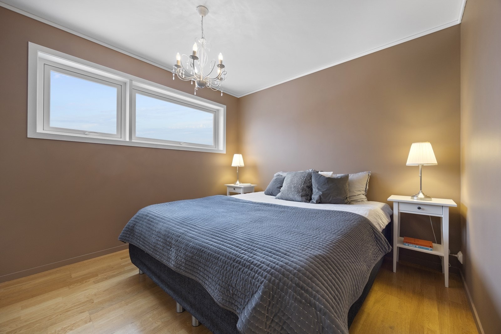 Hovedsoverom med parkettgulv gir en varm og naturlig følelse i rommet. Galleribilde