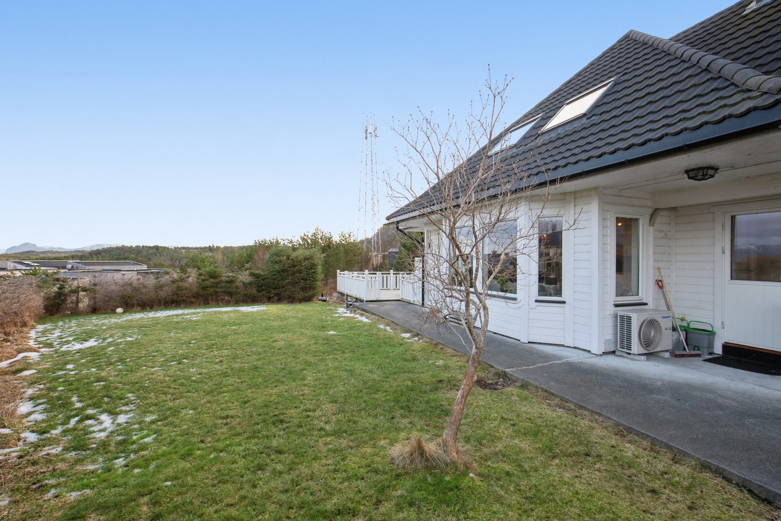 Pent opparbeidet plen med prydebusker til avskjerming Galleribilde