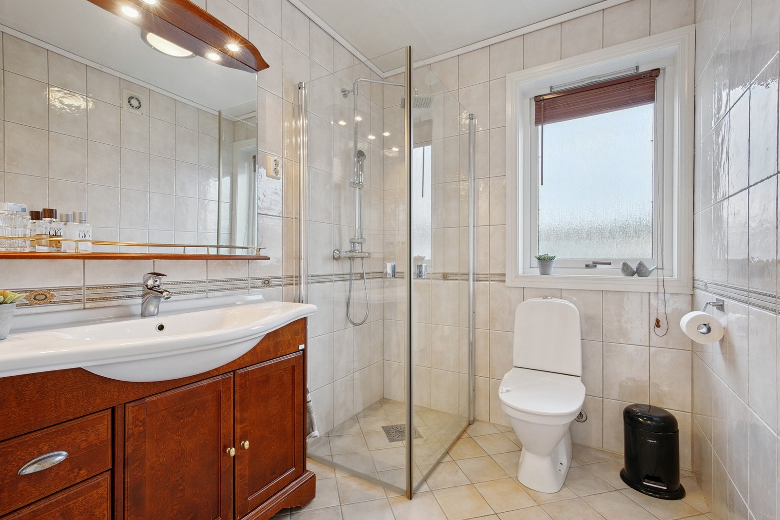 Bad i første etasje Galleribilde